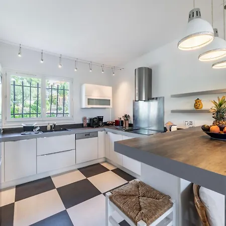 10 Mn On Foot From Beaches, Tgv Station And Center With Swimming Pool